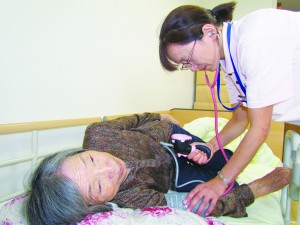 訪問看護師による血圧測定の様子。