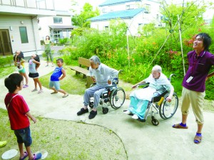 夏休みには、施設を地域の子供たちのラジオ体操の場としてお庭を開放し、入所者の方も一緒に参加。